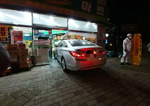 상점 출입문으로 돌진한 승용차[부산경찰청 제공]